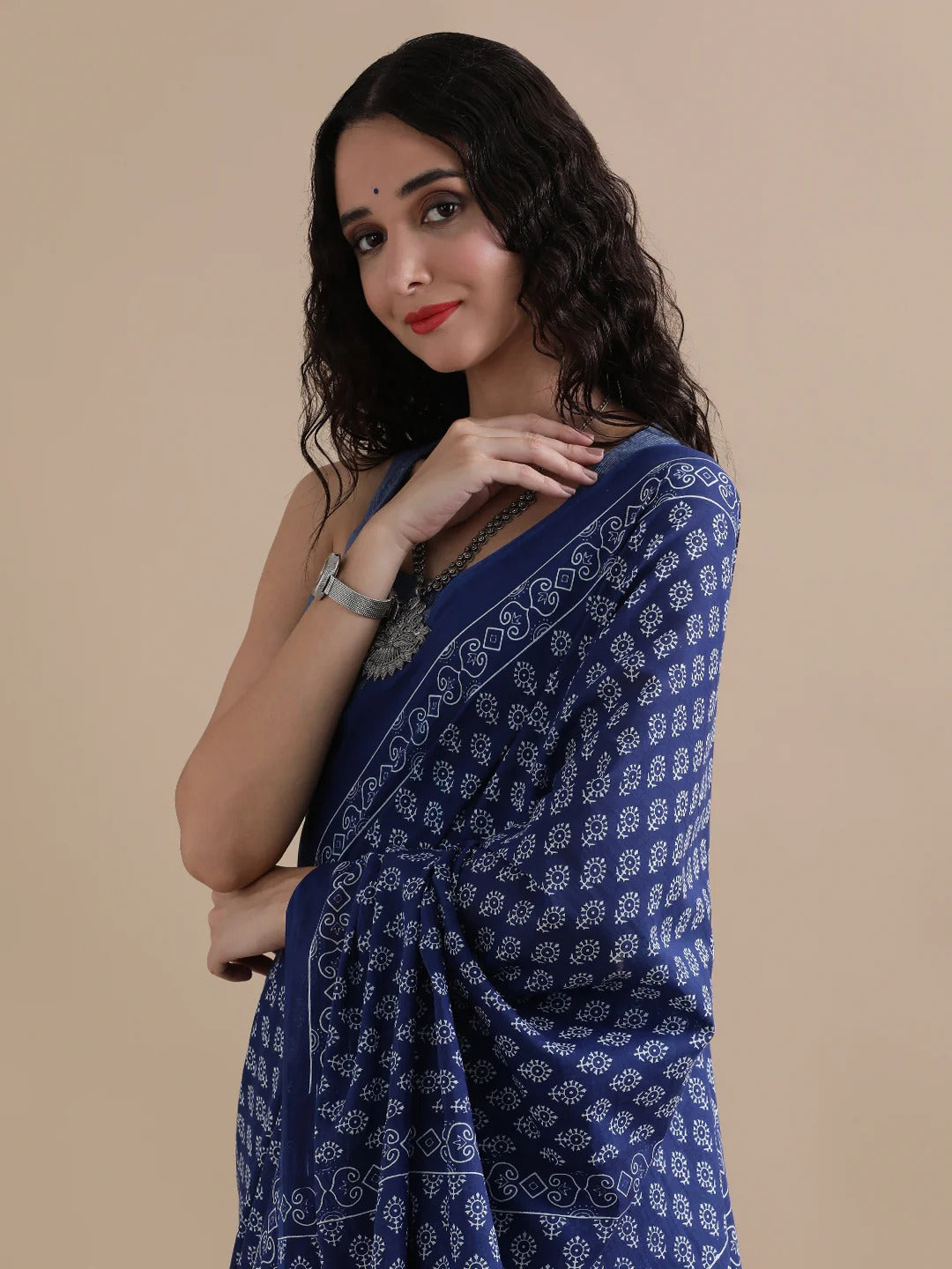 Shyama Indigo Mulmul Cotton Saree – Handblock Elegance in Lightweight Drapes
