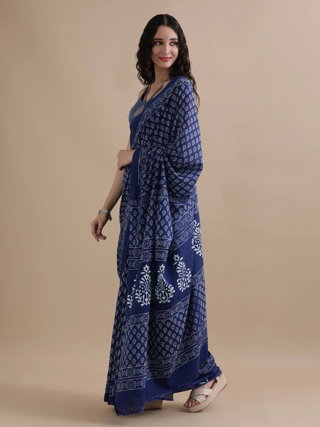 Shyama Indigo Mulmul Cotton Saree – Handblock Elegance in Lightweight Drapes