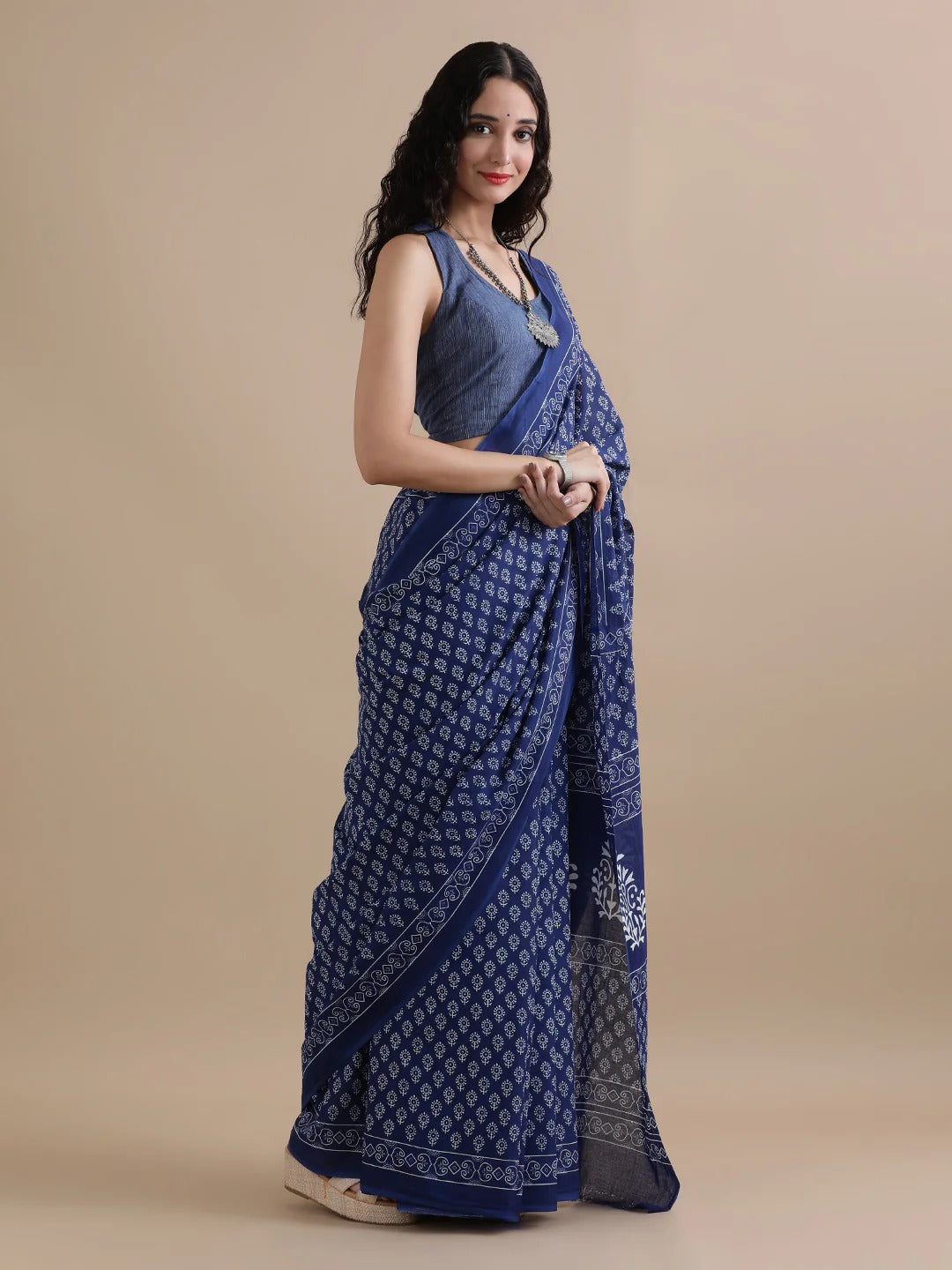 Shyama Indigo Mulmul Cotton Saree – Handblock Elegance in Lightweight Drapes